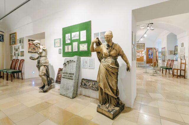 Vom Brand der Wiener Börse im Jahr gezeichnet sind die ausgstellten Figuren vom Dach der Börse, Foto: Klaus Pichler/Bezirksmuseum Innere Stadt