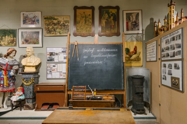 Ansicht eines original erhaltenen Klassenzimmers aus der „Komenský-Schule“ in der Quellenstraße in Favoriten, Bezirksmuseum Favoriten, Foto: Klaus Pichler