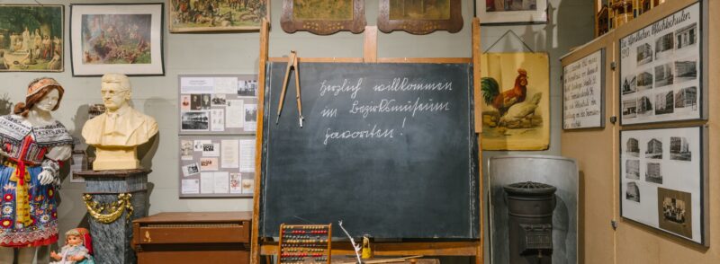 Ansicht eines original erhaltenen Klassenzimmers aus der „Komenský-Schule“ in der Quellenstraße in Favoriten, Bezirksmuseum Favoriten, Foto: Klaus Pichler