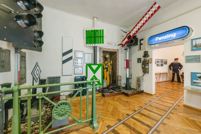 Ausstellungsansicht; Thema öffentlicher Verkehr, Foto: Klaus Pichler/Bezirksmuseum Penzing