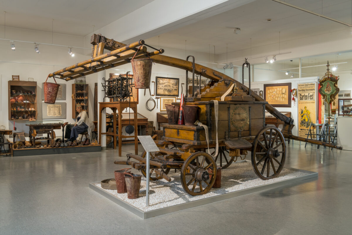Blick in die Dauerausstellung mit historischem Spritzenwagen der Feuerwehr, Bezirksmuseum Meidling, Foto: Klaus Pichler, 2025