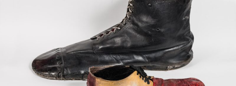 Clownschuhe aus dem Besitz von Tony Alexis (vorne) und „Rudi Rebernigg“ (1922 – 1995), Circus- & Clownmuseum Wien, Foto: Klaus Pichler