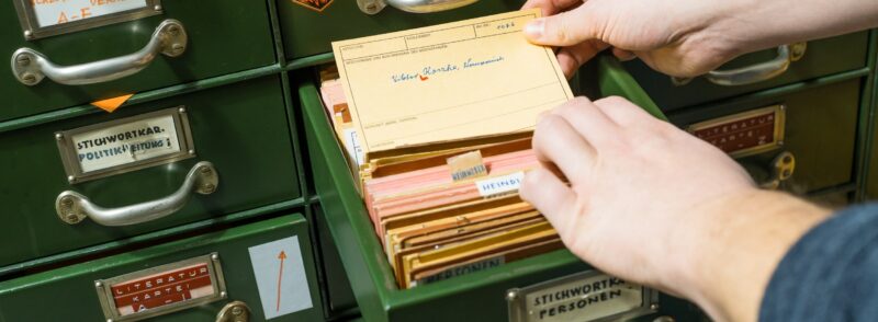 Helfende Hände werden in vielen Bezirksmuseen gesucht. Karteikasten im Bezirksmuseum Ottakring, Foto: Klaus Pichler