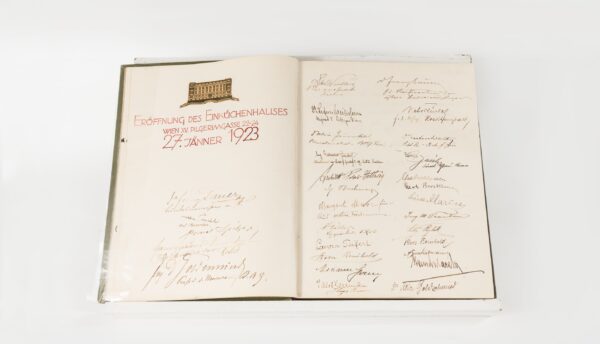 Gästebuch zur Eröffnung des Einküchenhauses Bezirksmuseum Rudolfsheim-Fünfhaus, Foto: Klaus Pichler