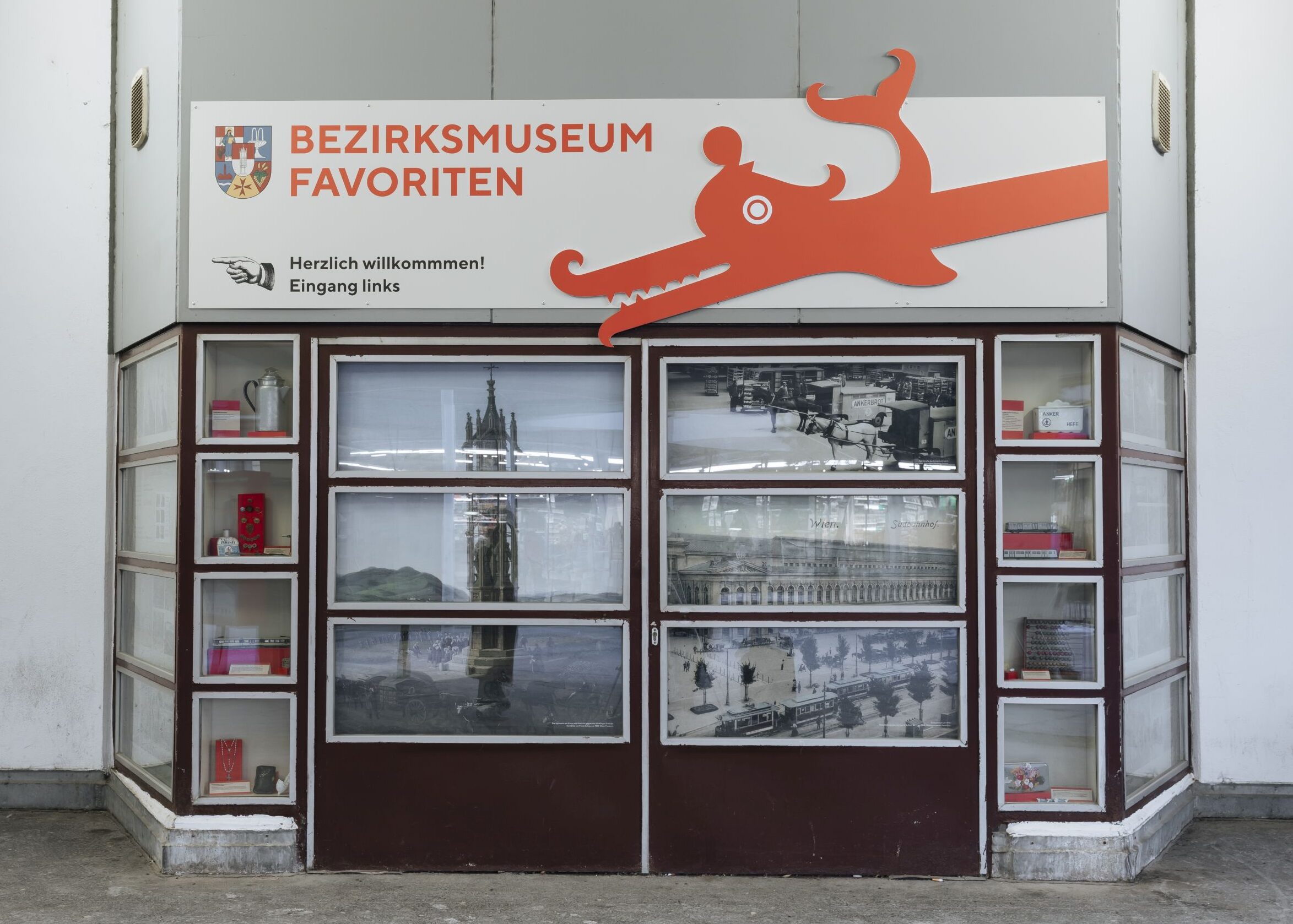 Einblicke in das Bezirksmuseum. Schaufensterausstellung, Bezirksmuseum Favoriten, Foto: Marlene Fröhlich | luxundlumen.com