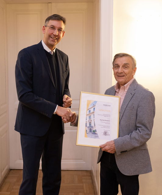 Ehrung für Ing.Kospach von MMag.Figl