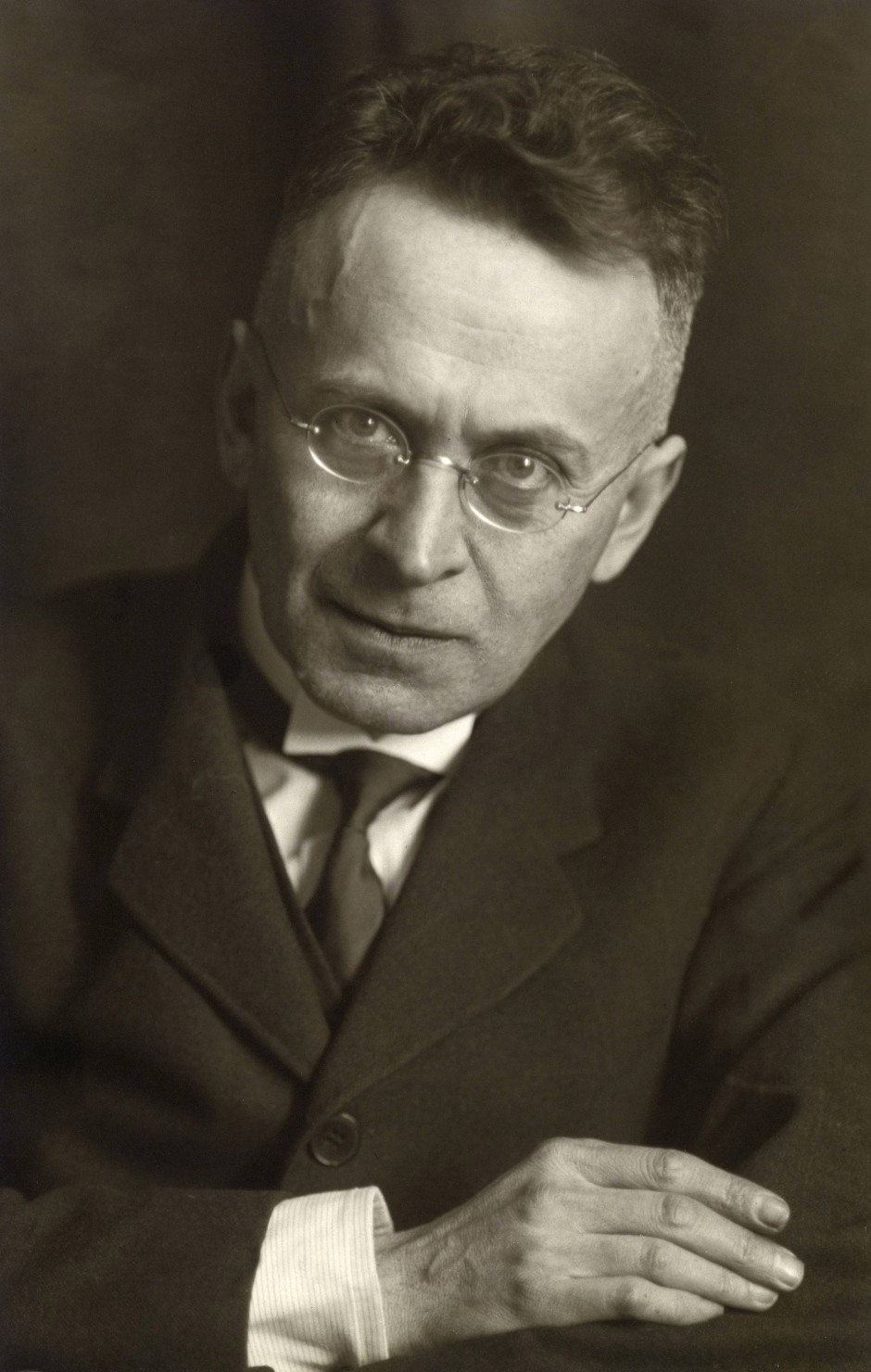 Karl Kraus, um 1925, Bezirksmuseum Wieden