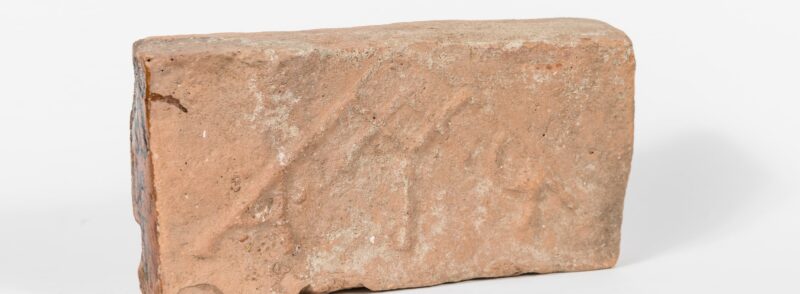 Ziegel mit Marienmonogramm von der unter Josef II. abgerissenen Bründlkirche in Schöngrabern, Wiener Sondermuseum Ziegel und Baukeramik © Foto: Klaus Pichler