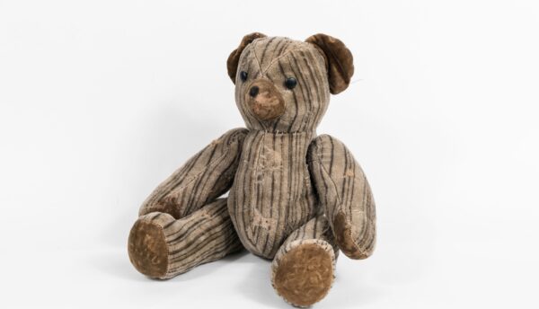 Tag der Wiener Bezirksmuseen 2025: Teddybär aus alten ÖBB-Sitzbezügen, 1954, Dauerleihgabe Erich und Elisabeth Dimitz, Bezirksmuseum Mariahilf, Foto: Klaus Pichler