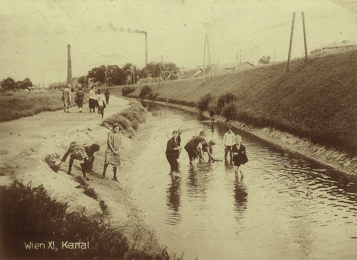 Badende Kinder im Wiener Neustädter Kanal, vor 1930, Bezirksmuseum Simmering