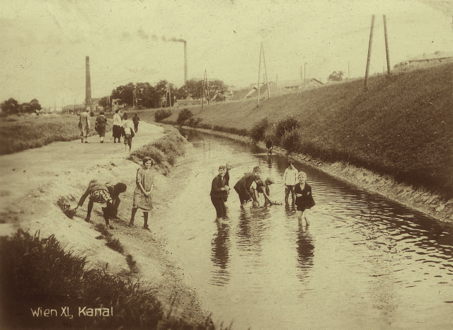 Badende Kinder im Wiener Neustädter Kanal, vor 1930, Bezirksmuseum Simmering