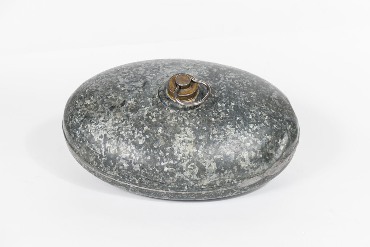 Sammlung: Wärmeflasche aus Zink, 1920er-Jahre, Sammlung Lotte Deutsch, Bezirksmuseum Wieden © Foto: Klaus Pichler, Wien Museum