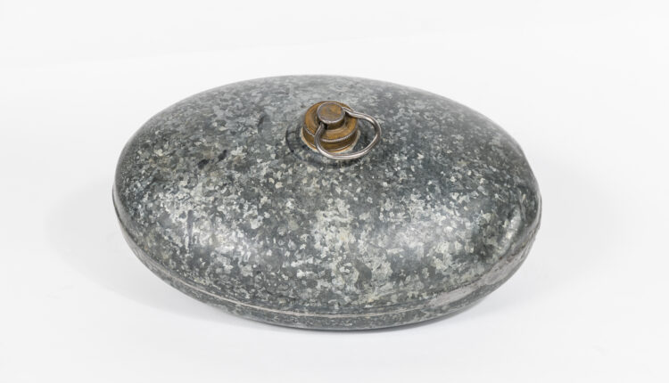 Sammlung: Wärmeflasche aus Zink, 1920er-Jahre, Sammlung Lotte Deutsch, Bezirksmuseum Wieden © Foto: Klaus Pichler, Wien Museum