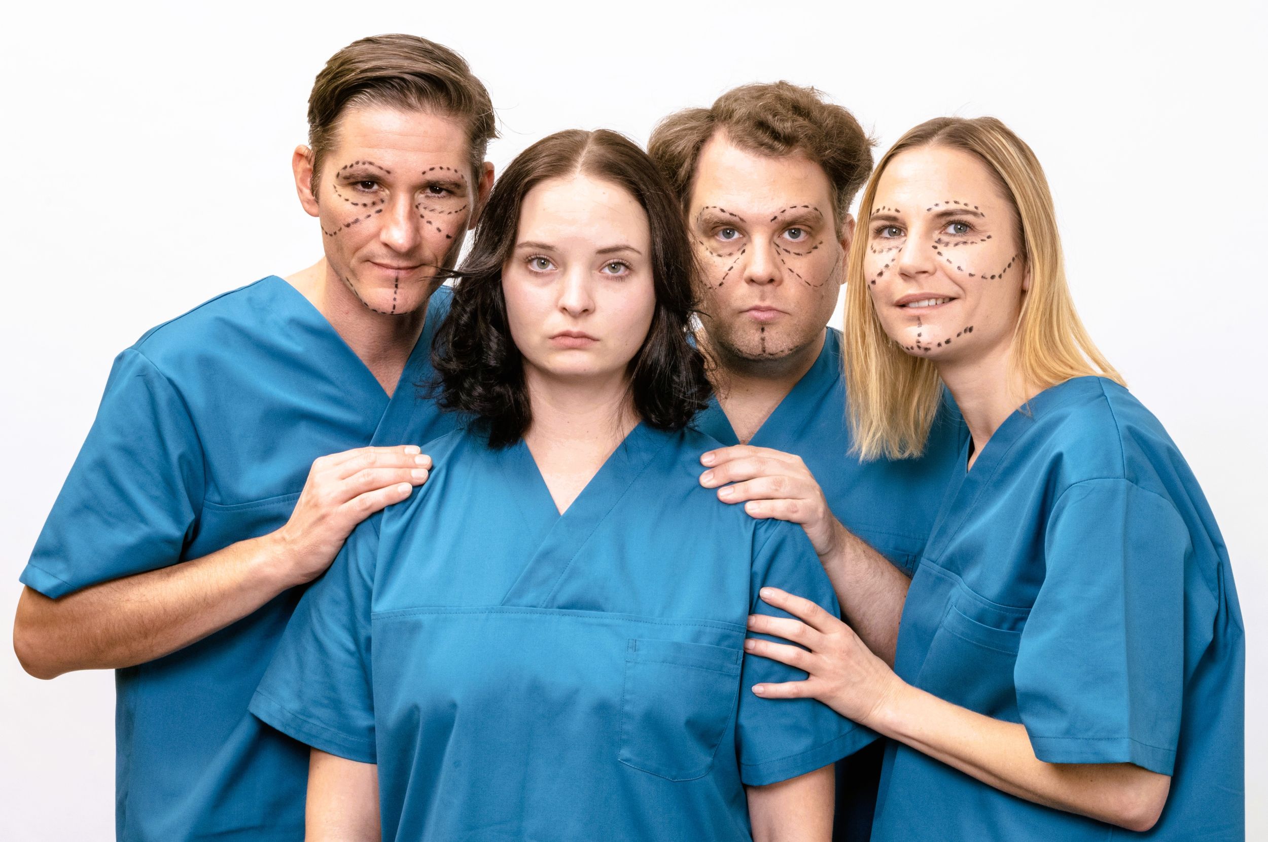 Das Ensemble Ergo Arte entstaubt Fausts Studierzimmer und lässt einen modernen Menschen auferstehen. Auf der Suche nach Geist, Sinnlichkeit und Rausch schließt Faust einen Pakt mit dem Teufel Mephisto, der ihm jeden Wunsch erfüllen soll. Der Mephisto der Gegenwart heißt Künstliche Intelligenz (KI), die uns alles Wissen der Welt verspricht. So wie Faust stecken wir in einem Dilemma: Uns locken die himmlischen Vorteile, gleichzeitig beunruhigen uns die teuflischen Nachteile. Könnte uns die Künstliche Intelligenz buchstäblich über den Kopf wachsen? Textfassung und Regie: Peter Pausz. Es spielen Max Mayerhofer, David Czifer, Mara Christine Koppitsch, Laura Oedendorfer Foto: © anwora.com