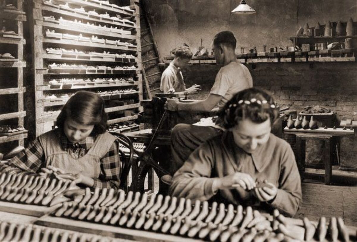 Arbeiter:innen in der Okarinafabrik Heinrich Fiehn, um 1930, Foto: Bezirksmuseum Meidling