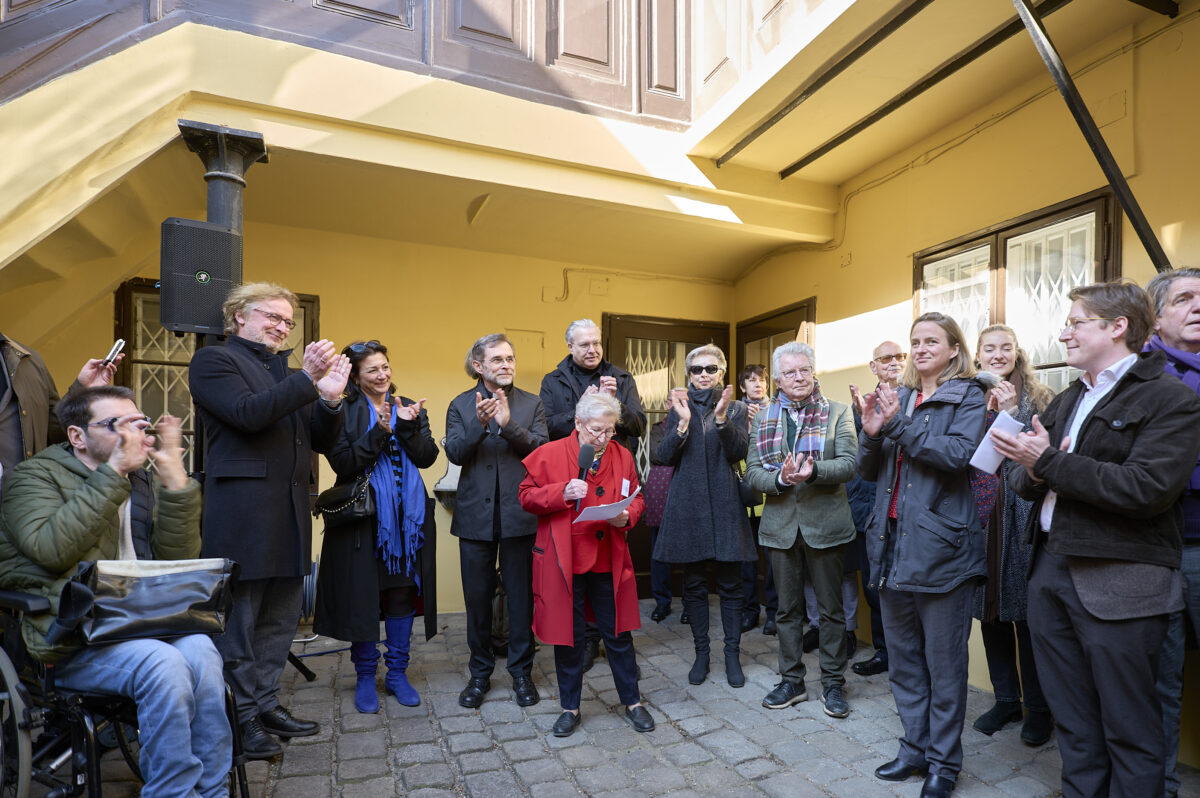 Aktuelles: Enthüllung der Gedenktafel für Nikolaus und Alice Harnoncourt, 5. März 2026, (mittig v.l.n.r.) Bezirksvorsteher Martin Fabisch, Kulturstadträtin Veronica Kaup-Hasler, Erzbischof Josef Grünwidl, Helmut Pokorny (Ausstellungsgestaltung, Bezirksmuseum Josefstadt), Maria Ettl (am Mikrophon, Leiterin Bezirksmuseum Josefstadt), Mezzosopranistin Elisabeth Magnus (Tochter von Alice und Nikolaus Harnoncourt), Foto: Stadt Wien/Markus Wache