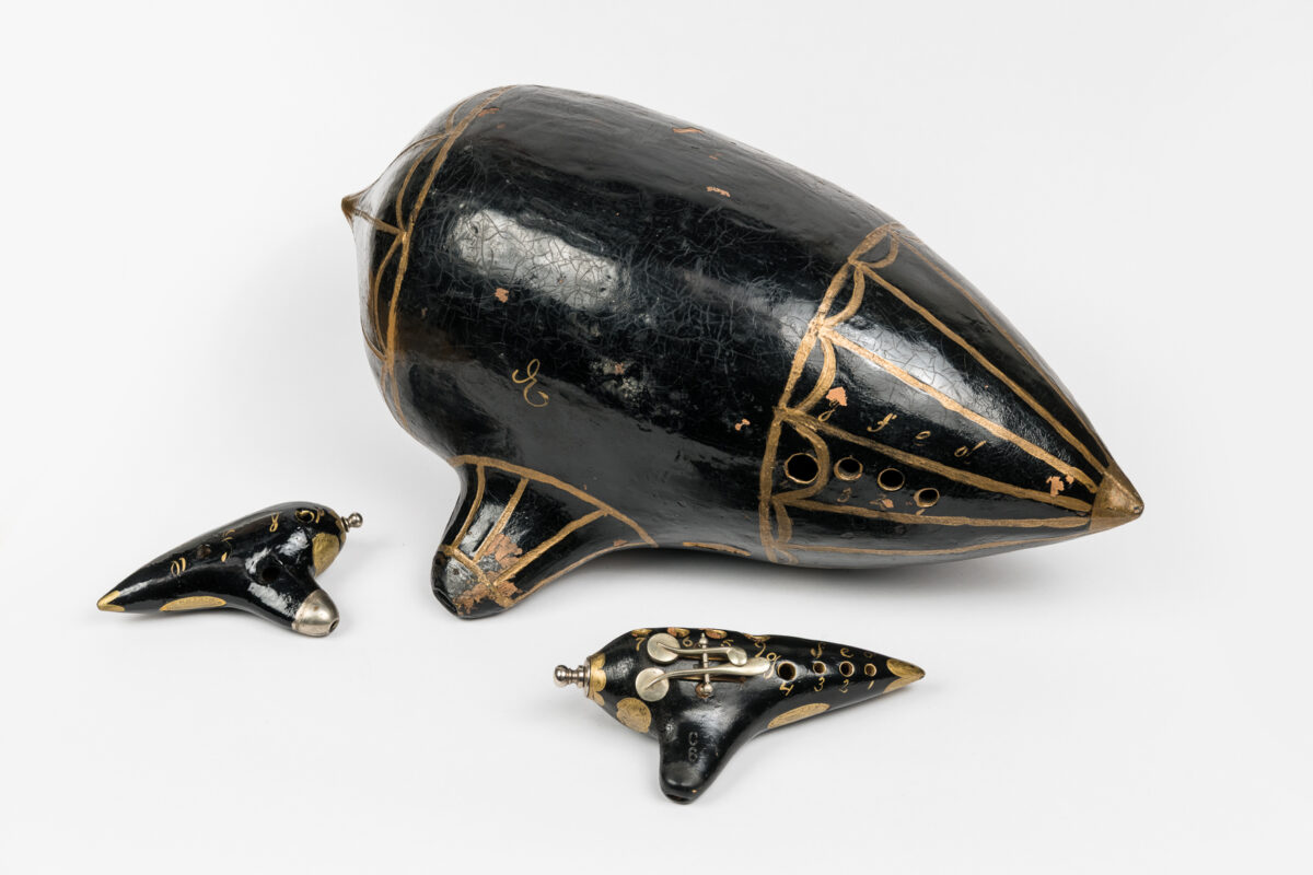 Objekte: Okarinas aus der Fabrik Heinrich Fiehn in der Tivoligasse 48, Bezirksmuseum Meidling, Foto: Klaus Pichler