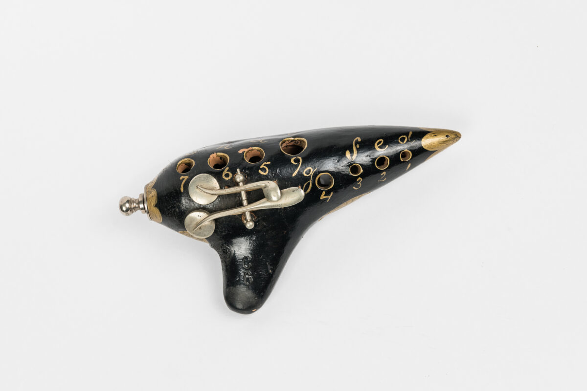 Objekt: Okarina aus der Fabrik Heinrich Fiehn in der Tivoligasse 48, Bezirksmuseum Meidling, Foto: Klaus Pichler