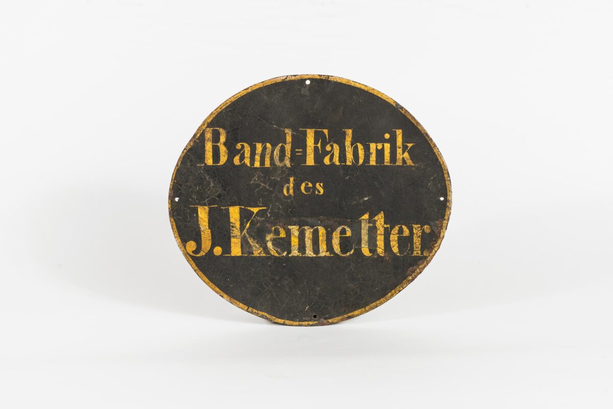 Objekte: Firmenschild “Band-Fabrik des J.Kemetter”, Bezirksmuseum Neubau © Klaus Pichler