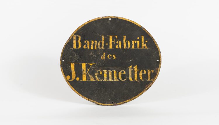 Objekte: Firmenschild “Band-Fabrik des J.Kemetter”, Bezirksmuseum Neubau © Klaus Pichler