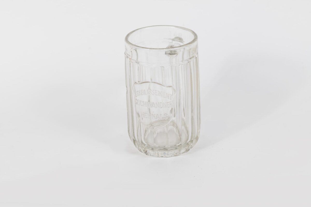 Henkelglas aus dem ehemaligen Etablissement Gschwandner in Hernals © Foto: Klaus Pichler, Bezirksmuseum Hernals