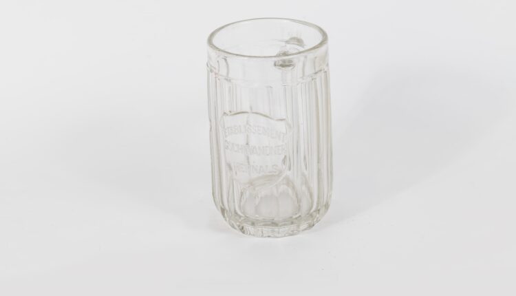 Henkelglas aus dem ehemaligen Etablissement Gschwandner in Hernals © Foto: Klaus Pichler, Bezirksmuseum Hernals