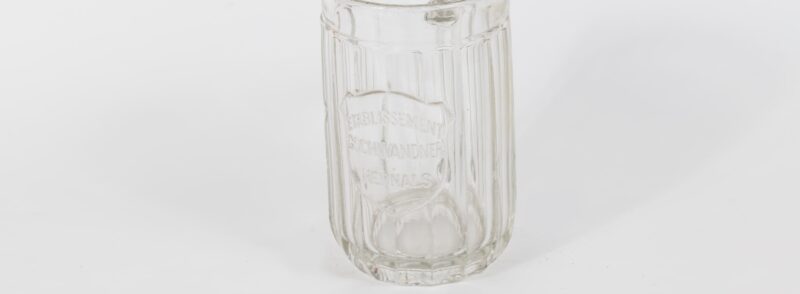 Henkelglas aus dem ehemaligen Etablissement Gschwandner in Hernals © Foto: Klaus Pichler, Bezirksmuseum Hernals