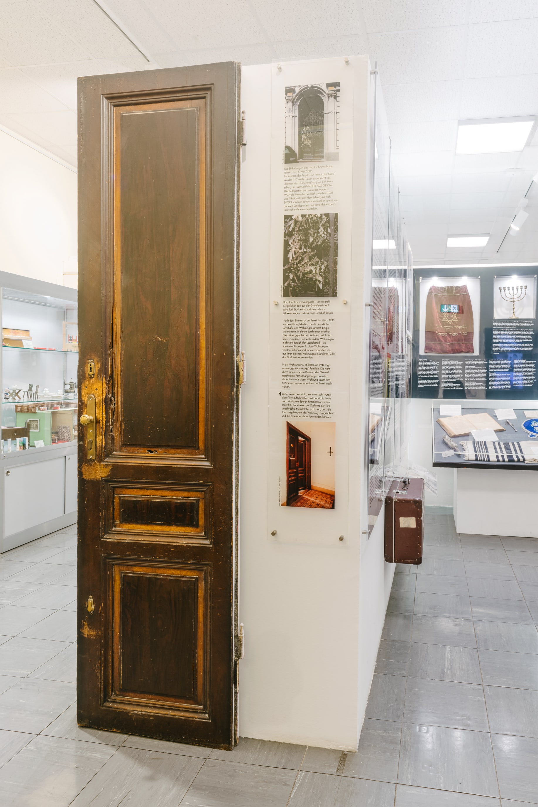 Objekt; Wohnungstüre aus der Krummbaumgasse Nr. 1, mit Spuren des gewaltsamen Versuchs zu jüdischen BewohnerInnen vorzudringen, Mitte 20. Jh., Bezirksmuseum Leopoldstadt © Foto: Klaus Pichler