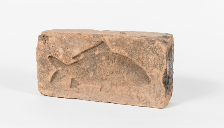 Objekt: Ziegel aus dem Ziegelofen von Fischamend, Mitte 19. Jh., Wiener Ziegel- & Baukeramikmuseum, Foto: Klaus Pichler