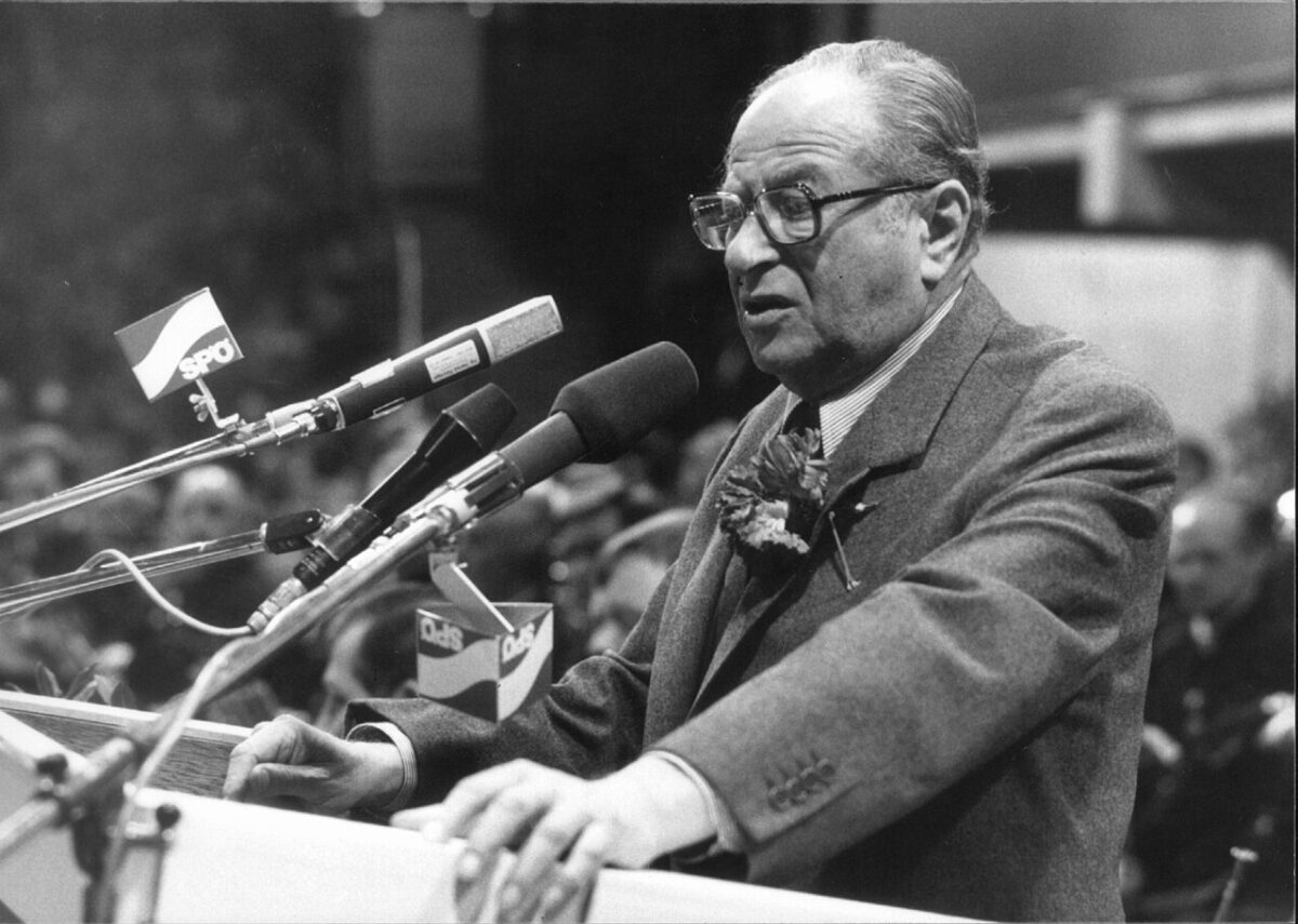 Veranstaltung: Dr. Johann Dvořák: Kreisky, Arafat und der Nahe Osten, Bezirksmuseum Wieden, 2026; Bruno Kreisky auf einer Wahlkampfveranstaltung für die österreichische Nationalratswahl 1983, Foto: SPÖ/Walter Henisch, Wikimedia Commons