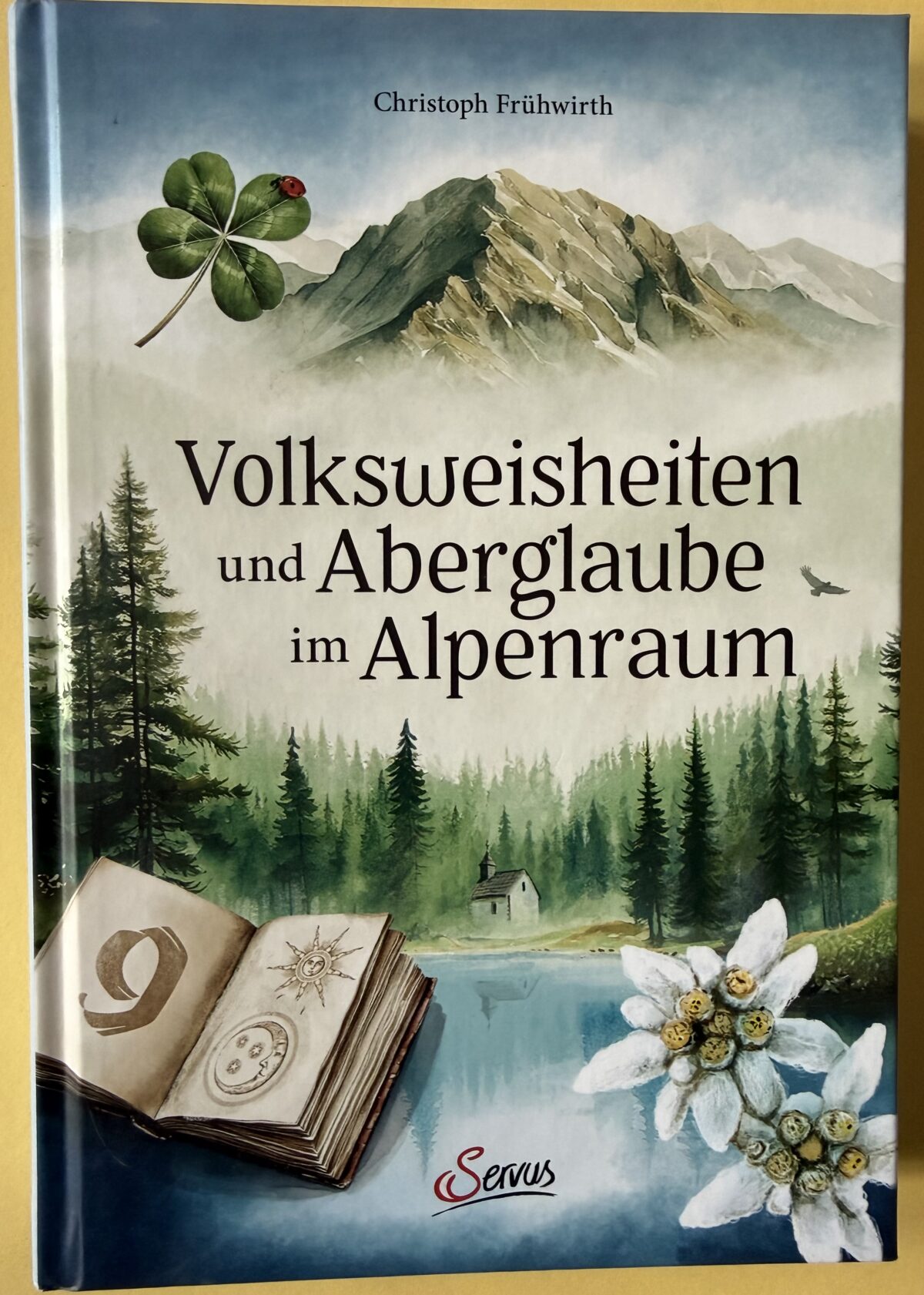Publikation: Buch-Cover: Volksweisheiten und Aberglaube im Alpenraum von Christoph Frühwirth, Verlag Servus, Rauchfangkehrermuseum 2025